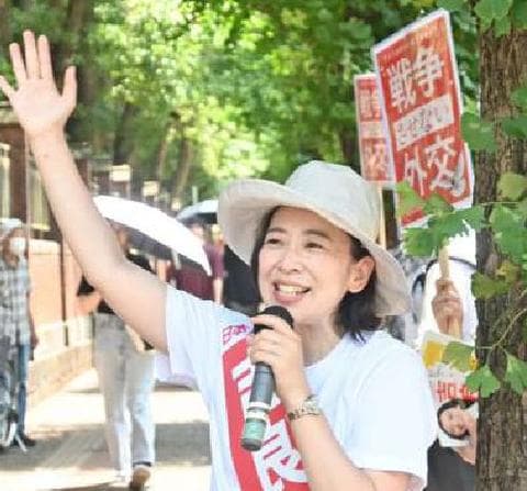 【しんぶん赤旗】差別許さない　声上げよう。国籍の学生でにぎわう東大前で吉良候補が宣伝